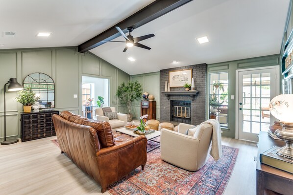 Smart TV, fireplace, video games, table football - Cozy Designer Family Home Arcade, Park, Tennis, Trails, Pickleball and King bed (Allen)