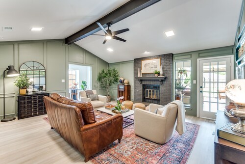 Cozy Designer Family Home Arcade, Park, Tennis, Trails, Pickleball and King bed 