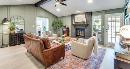 Cozy Designer Family Home Arcade, Park, Tennis, Trails, Pickleball and King bed