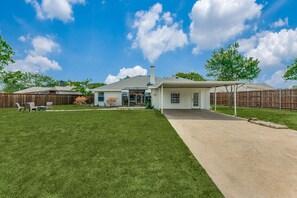 Exterior - Cozy Designer Family Home Arcade, Park, Tennis, Trails, Pickleball and King bed  (Allen)