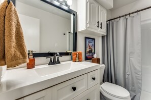 Hair dryer, towels, soap, shampoo - Cozy Designer Family Home Arcade, Park, Tennis, Trails, Pickleball and King bed  (Allen)