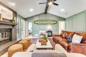 Smart TV, fireplace, video games, foosball - Cozy Designer Family Home Arcade, Park, Tennis, Trails, Pickleball and King bed  (Allen)