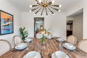 Dining - Cozy Designer Family Home Arcade, Park, Tennis, Trails, Pickleball and King bed (Allen)