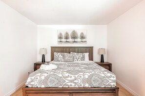3 bedrooms, iron/ironing board, WiFi, bed sheets - Cozy 3 bedroom condo in Magog with a semi private loft.Great location. (Magog)