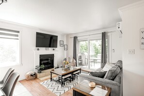 Smart TV - Cozy 3 bedroom condo in Magog with a semi private loft.Great location. (Magog)