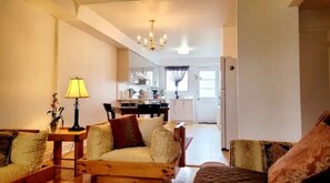 TV - Unit upper duplex 
minimum reservation is one month !
maximum stay 4 persons  (Montréal)