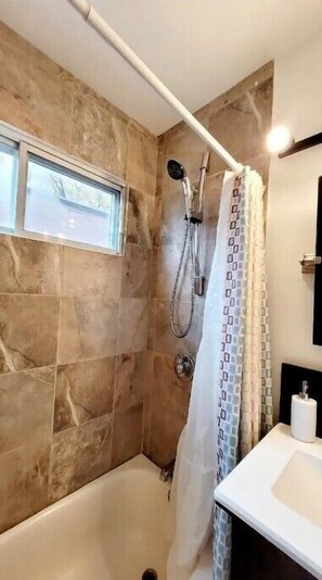 Hair dryer, towels, soap, shampoo - Unit upper duplex 
minimum reservation is one month !
maximum stay 4 persons  (Montréal)