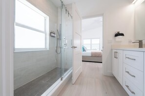 Shower, hair dryer, towels, soap - Closest Oceanfront Home - 3 Stories, Views & Dock - Paradise Palms (Islamorada)