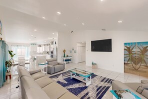 TV - Pristine, updated retreat with private pool, screened deck, dock, & pool table (Marathon)