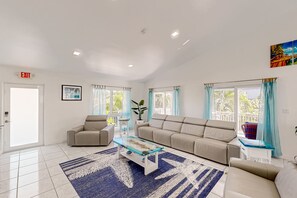 TV - Pristine, updated retreat with private pool, screened deck, dock, & pool table (Marathon)