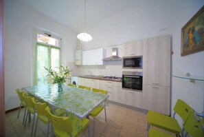 Apartment (3 Bedrooms) | Private kitchen | Microwave, oven - Hanbury 10 (Alassio)