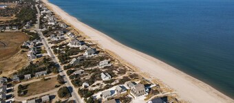 169 North Shore Blvd - Vintage Beachfront Cottage, pet-friendly, outdoor shower