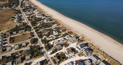 169 North Shore Blvd - Vintage Beachfront Cottage, pet-friendly, outdoor shower
