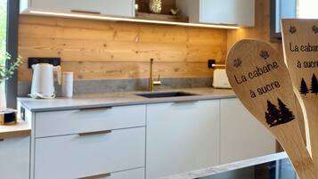 Réfrigérateur, micro-ondes, plaque de cuisson, lave-vaisselle