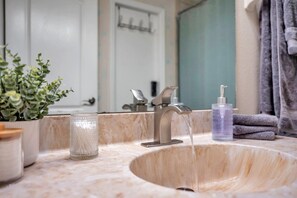 Asciugacapelli, asciugamani, sapone, shampoo
