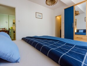 5 chambres, coffre-fort, bureau, fer et planche à repasser
