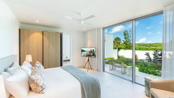 3 sovrum, värdeförvaringsskåp på rummet och skrivbord