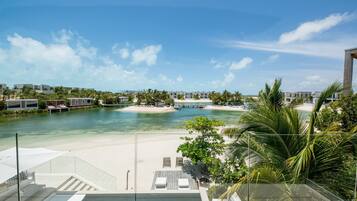 Ein Resort mit Blick auf den Strand, einem Pool und blauem Himmel.