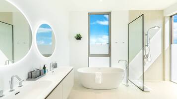 Hårtork, handdukar, tvål och schampo