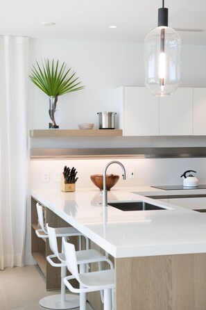 Four, plaque de cuisson, lave-vaisselle, cafetière/bouilloire