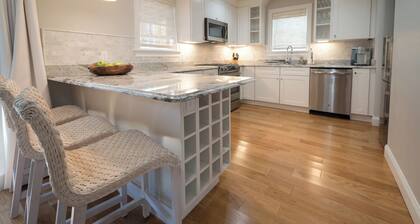 Beautiful 2 Bedroom Within Walking Distance of Newport's Finest!