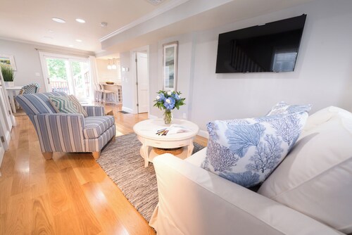 Beautiful 2 Bedroom Within Walking Distance of Newport's Finest!