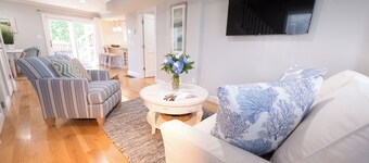 Beautiful 2 Bedroom Within Walking Distance of Newport's Finest!