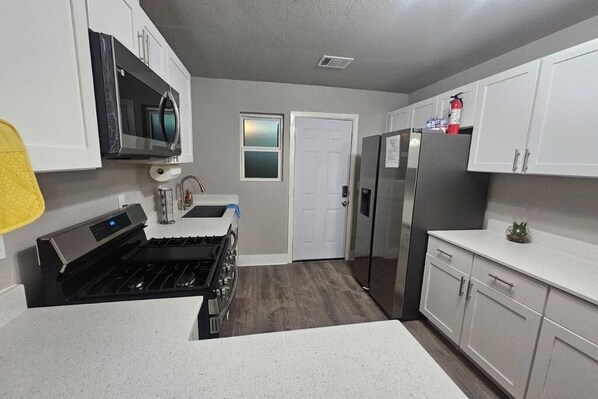 Fridge, microwave, oven, stovetop - Welcome to our cozy 2-bedroom retreat near downtown and the airport! (Austin)