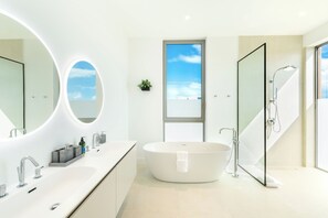 Sèche-cheveux, serviettes fournies, savon, shampoing