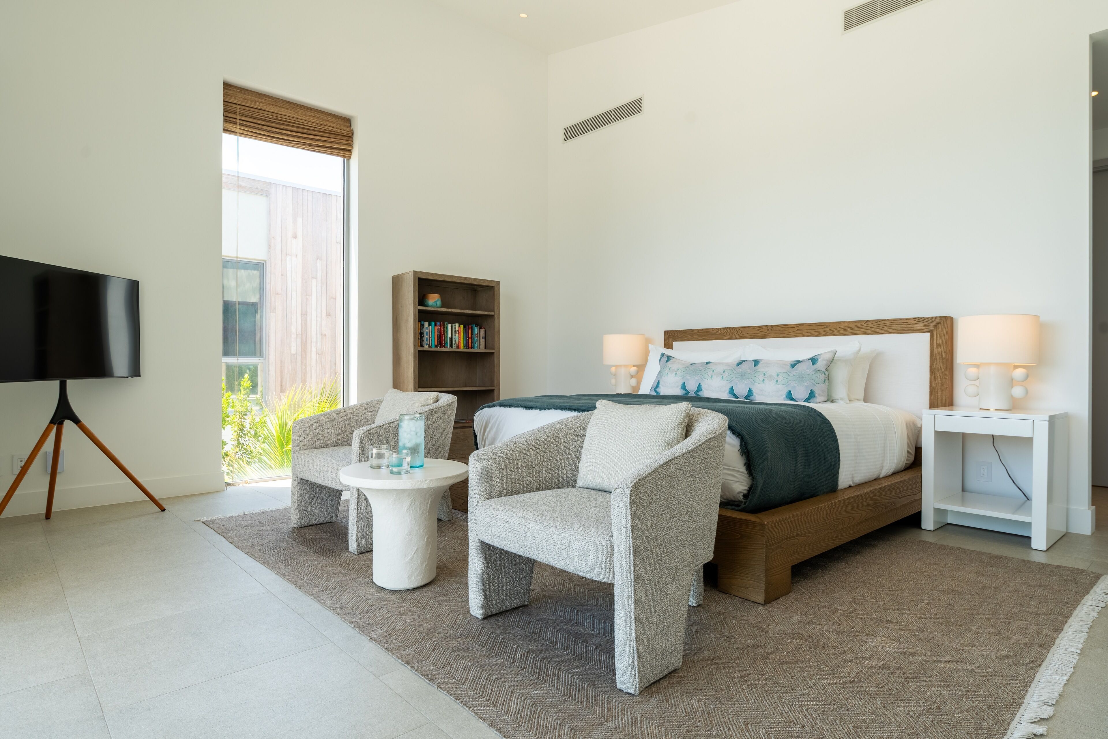 5 quartos, cofres nos quartos, escrivaninha