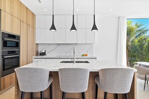 Fridge, oven, stovetop, dishwasher
