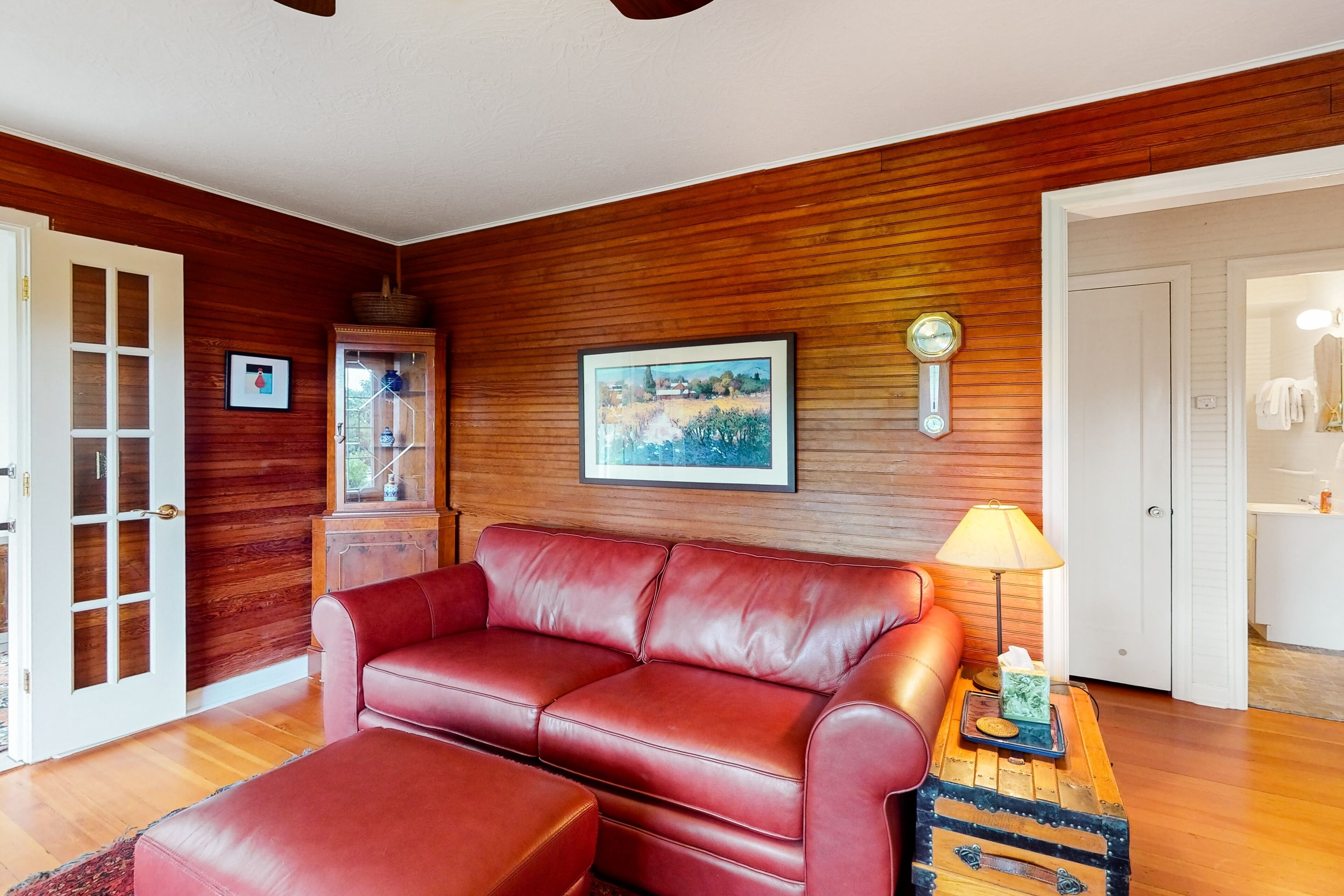 Classic dog-friendly beach house with a full kitchen, washer/dryer, & AC