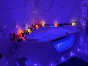 Hair dryer, towels, soap, toilet paper - Luxueux Appartement Jacuzzi Proche de Paris (La Celle-Saint-Cloud)