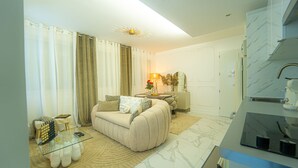 Ein modernes Wohnzimmer mit Sofa, Couchtisch und Essbereich, inklusive Lampe und Dekoration.