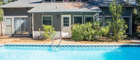 Una piscina al aire libre