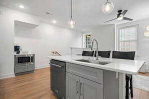 Kylskåp, mikrovågsugn, ugn och spishäll