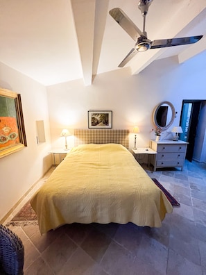 2 habitaciones, escritorio, tabla de planchar con plancha y wifi gratis 