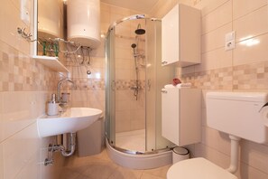 Shower, towels - Holiday home with private pool, BBQ, WiFi (Grižane)