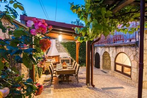 Outdoor dining - Holiday home with private pool, BBQ, WiFi (Grižane)