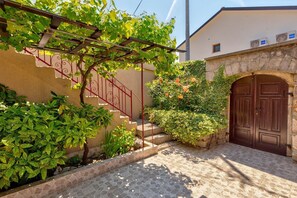 Property grounds - Holiday home with private pool, BBQ, WiFi (Grižane)