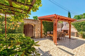 Outdoor dining - Holiday home with private pool, BBQ, WiFi (Grižane)