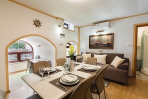 Dining - Holiday home with private pool, BBQ, WiFi (Grižane)