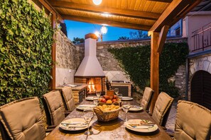 Outdoor dining - Holiday home with private pool, BBQ, WiFi (Grižane)