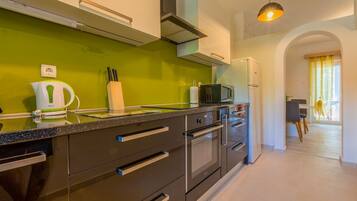 Geladeira, micro-ondas, cooktop, lava-louças