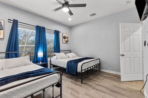 Huis (4 Bedrooms) | 4 slaapkamers, een laptopwerkplek, een strijkplank/strijkijzer