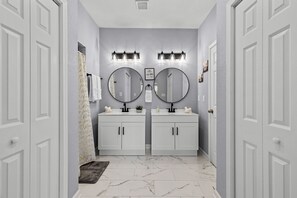 Huis (4 Bedrooms) | Badkamer | Een bad/douchecombinatie, handdoeken, zeep, shampoo