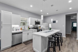 House (4 Bedrooms) | Private kitchen | Microwave, oven, dishwasher, dining tables