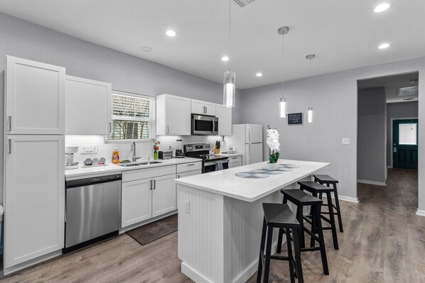 独立别墅 (4 Bedrooms) | 私人厨房 | 微波炉、烤箱、洗碗机、餐桌