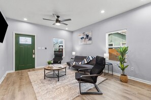 独立别墅 (4 Bedrooms) | 起居区 | 50-英寸电视（配备数码频道）