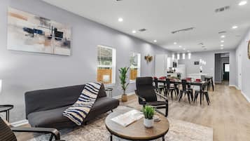 Casa (4 Bedrooms) | Área de sala de estar | Televisión de 50 pulgadas con canales digitales